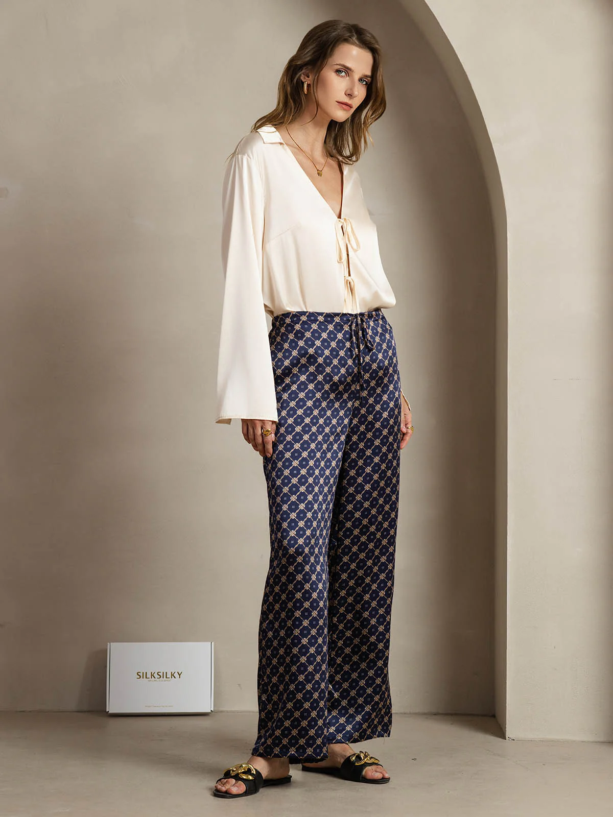 19Momme Silk Navy Chain Print Wide Leg Women's Pants With Side Pockets Design - Image 4