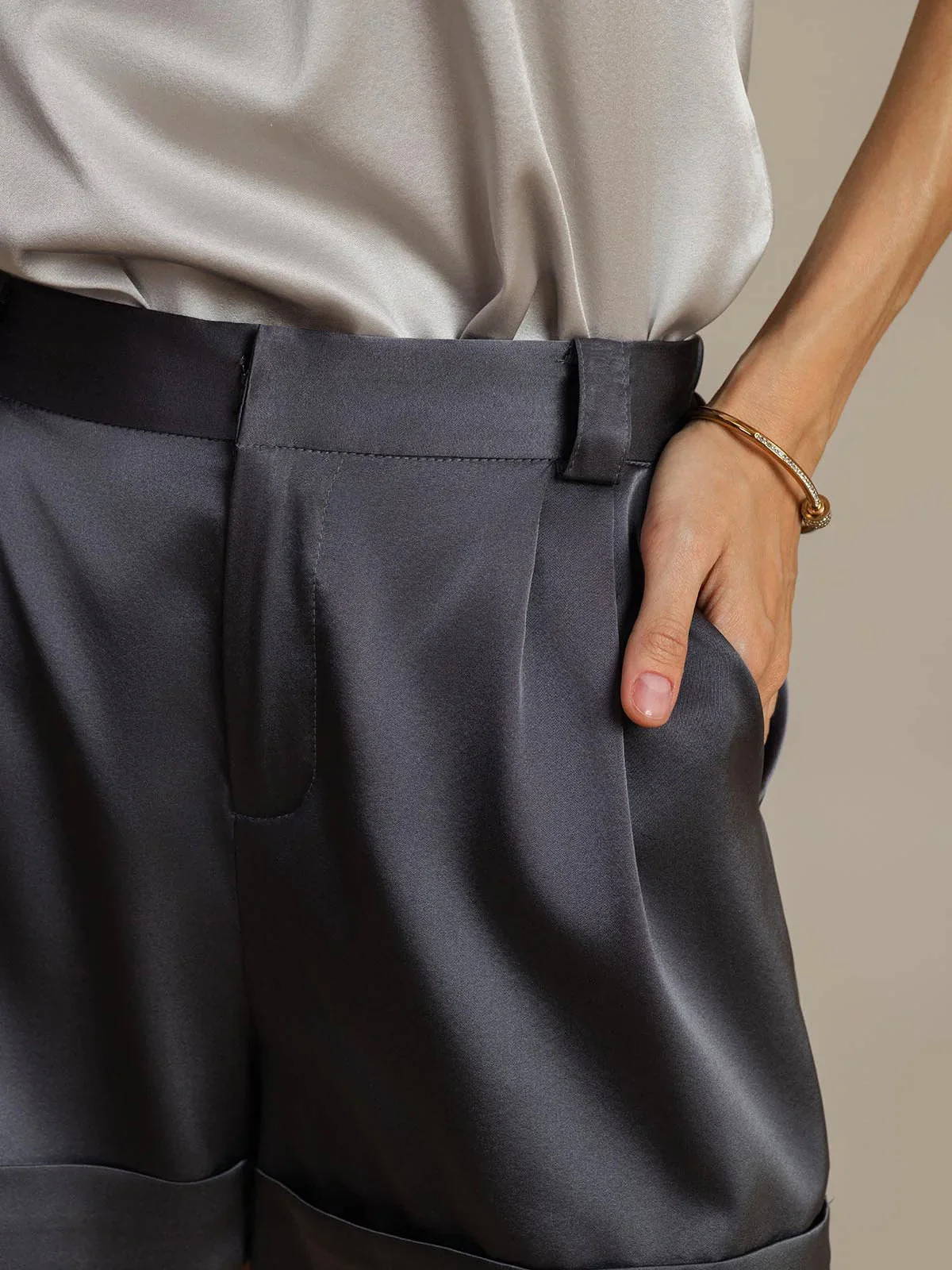 19Momme Silk Women's Cuffed Shorts With Side Pockets Design - Image 4