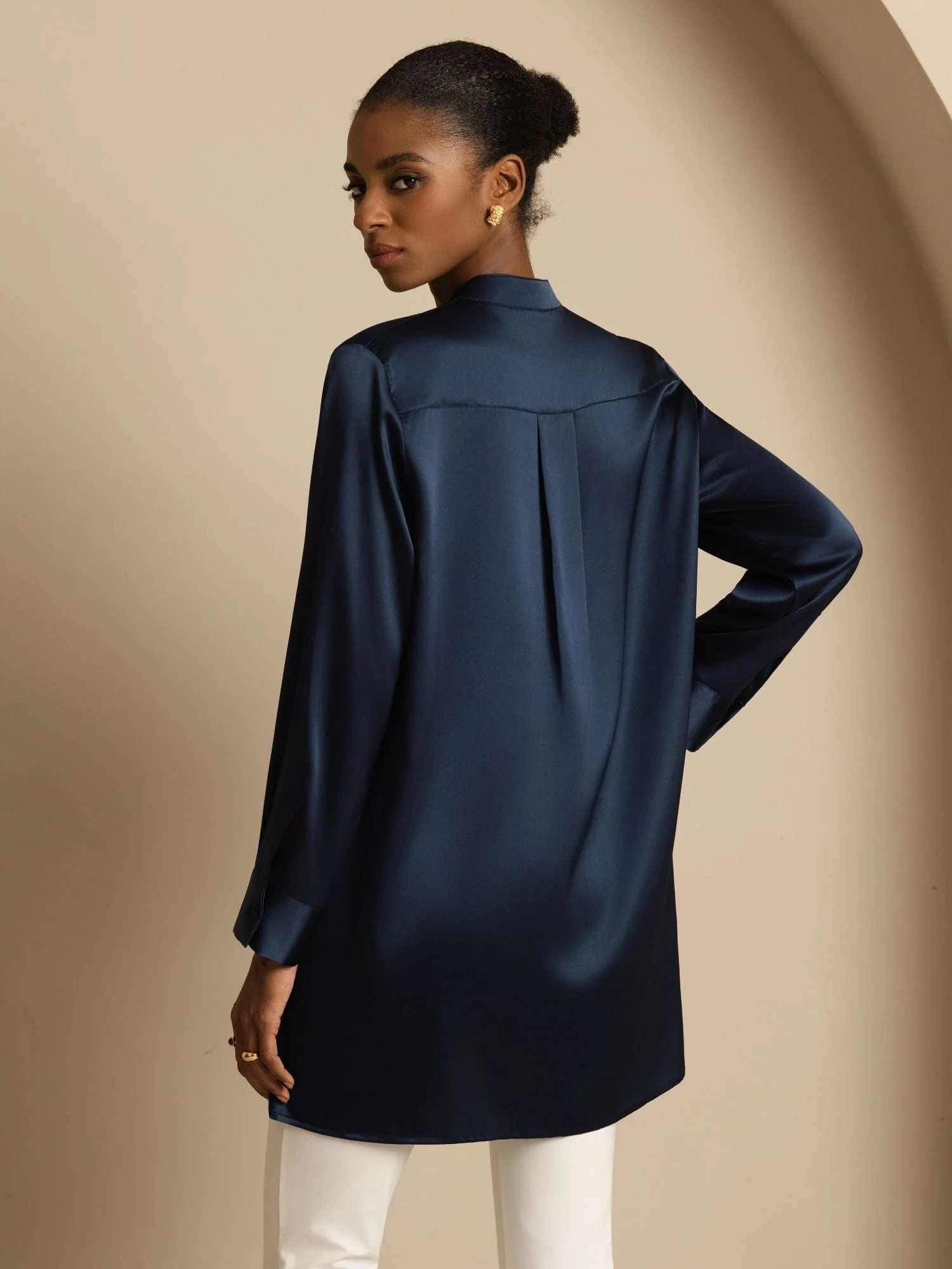 19Momme Silk Women’s Stand Collar High-Low Blouse With Button Detail - Image 2