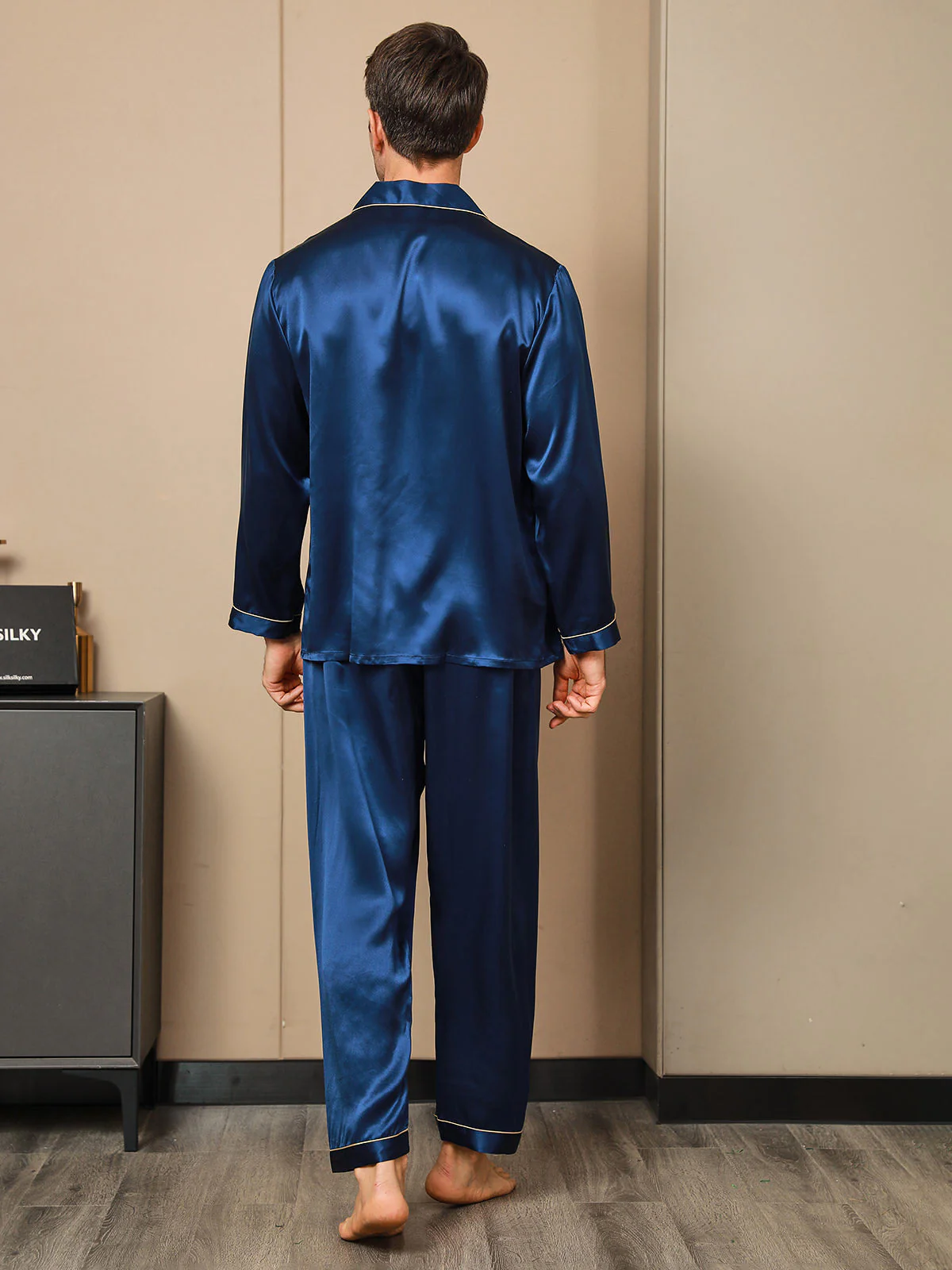 Pure Silk Long Sleeve Notch Collar Men's Pyjamas Set with Button Up Design - Image 17