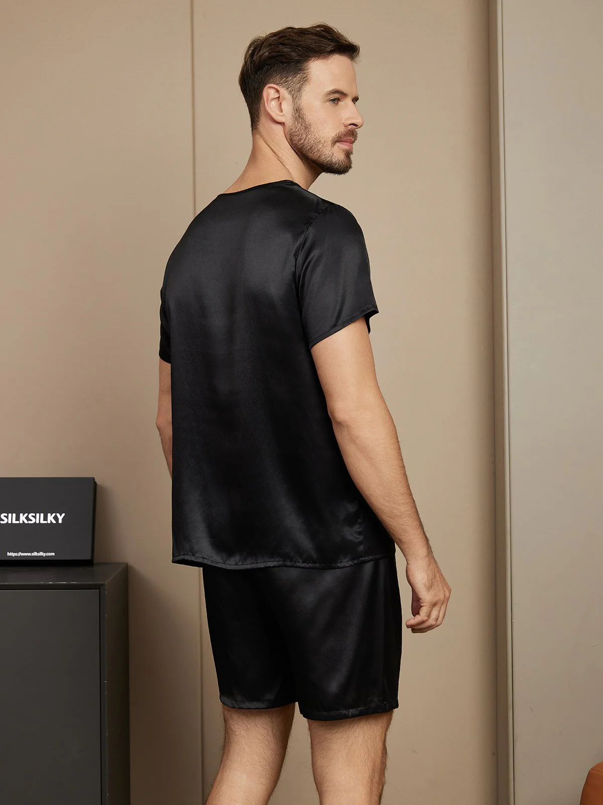 Pure Silk Short Sleeve Round Neck Men's Pyjamas Set with Shorts - Image 2