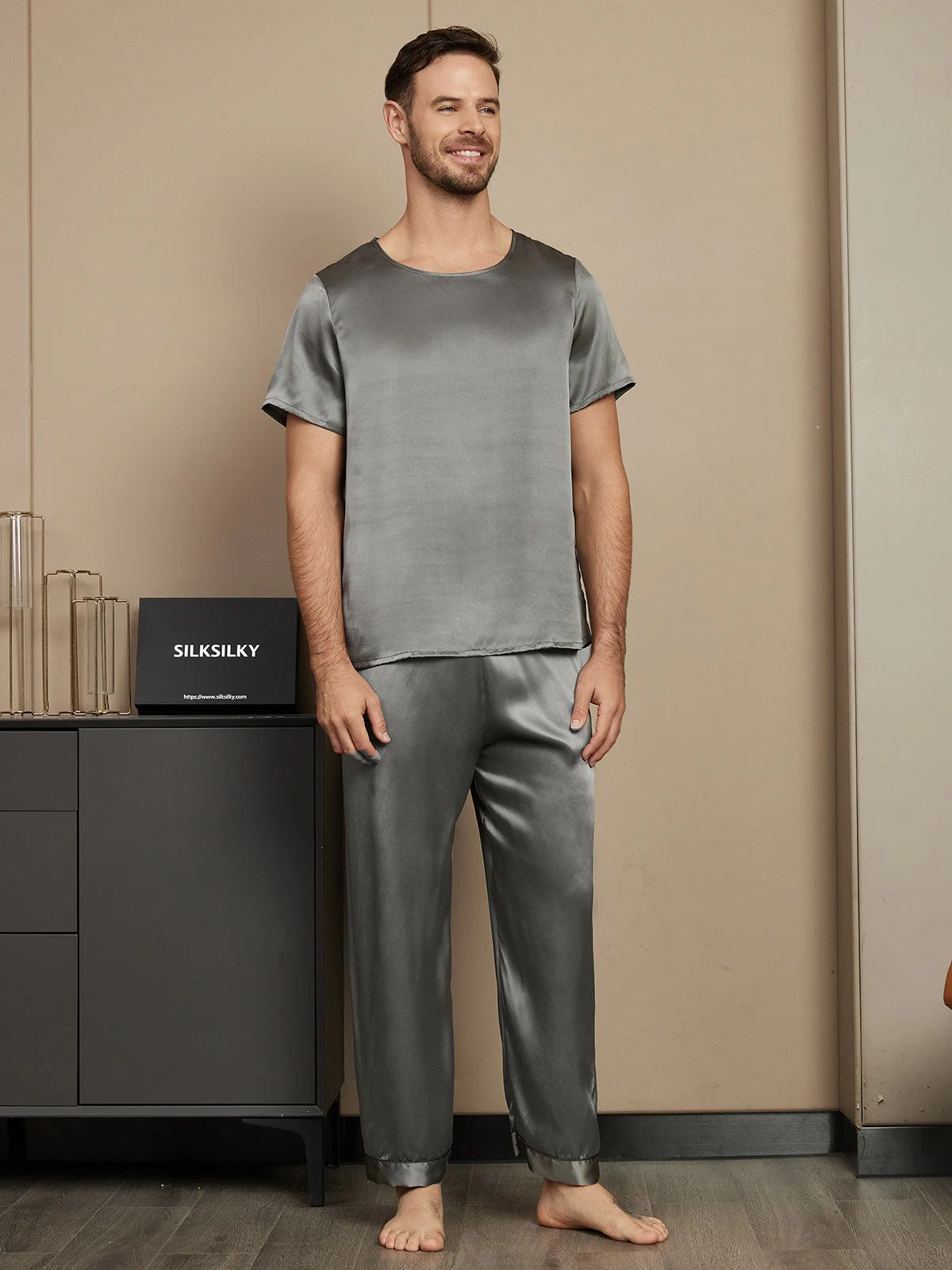 Pure Silk Short Sleeve Round Neck Men's Pyjamas Set with Pants - Image 11