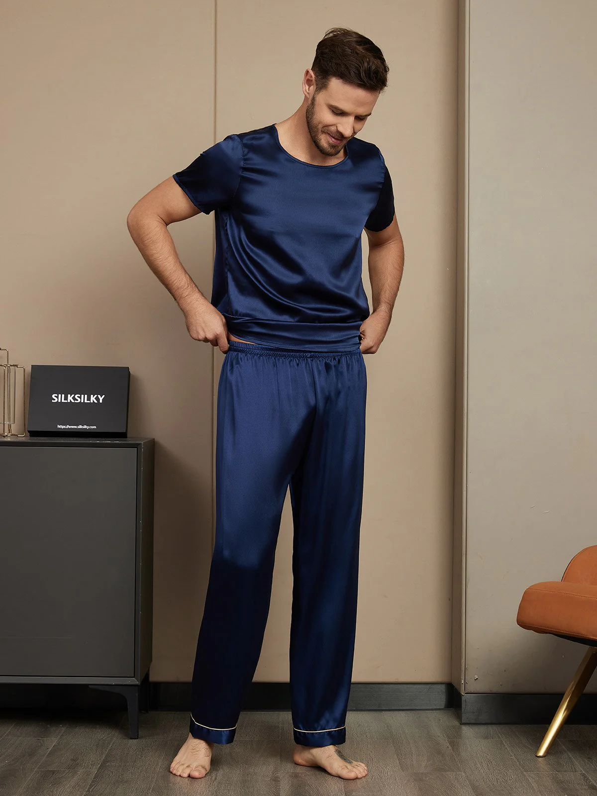 Pure Silk Short Sleeve Round Neck Men's Pyjamas Set with Pants - Image 4