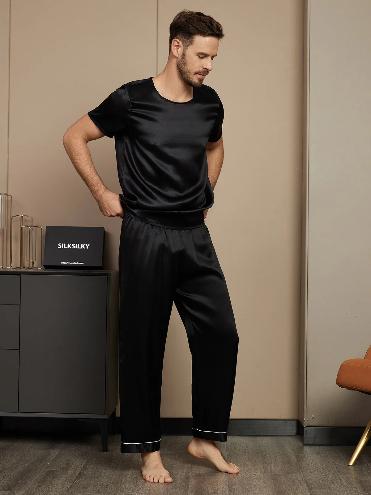 Pure Silk Short Sleeve Round Neck Men's Pyjamas Set with Pants - Image 9